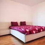 Cosy And Spacious Apartment With The View To The Garden